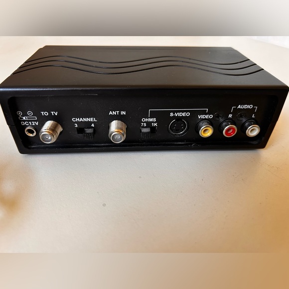 Dynex WS-007 - RF Modulator RCA/S-Video to Coax Video Converter - Picture 3 of 4